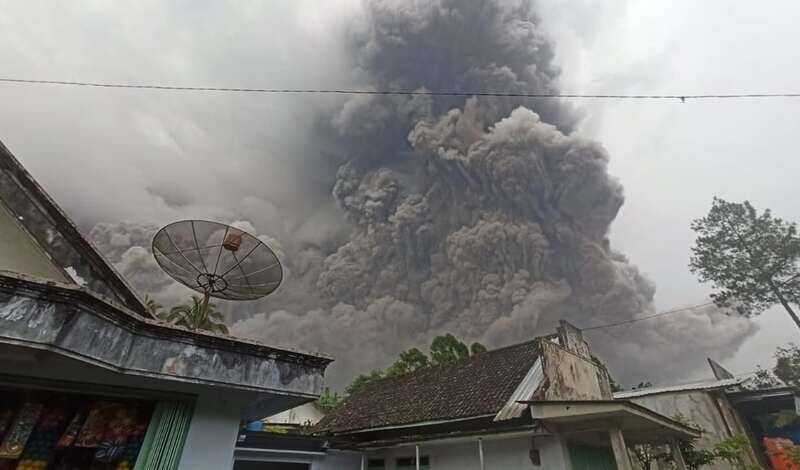 Российских туристов предупредили об угрозе извержения вулкана в Индонезии