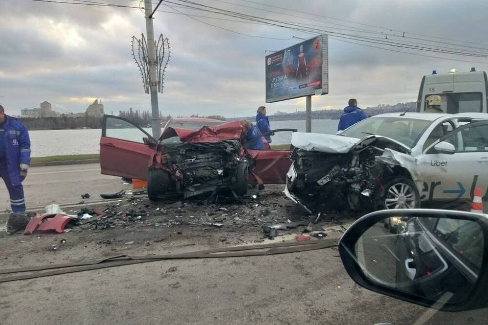 Двое детей пострадали в массовой аварии с такси в Воронеже