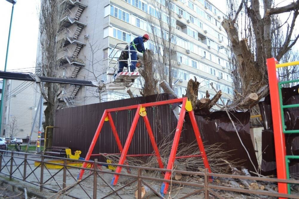 В пострадавшие от урагана районы Ставрополья направлены стройматериалы