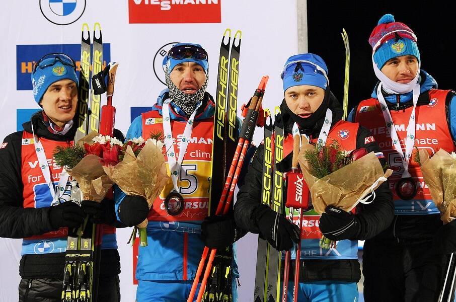 Церемония награждения российских биатлонистов, завоевавших бронзу в эстафете на этапе КМ. ВИДЕО
