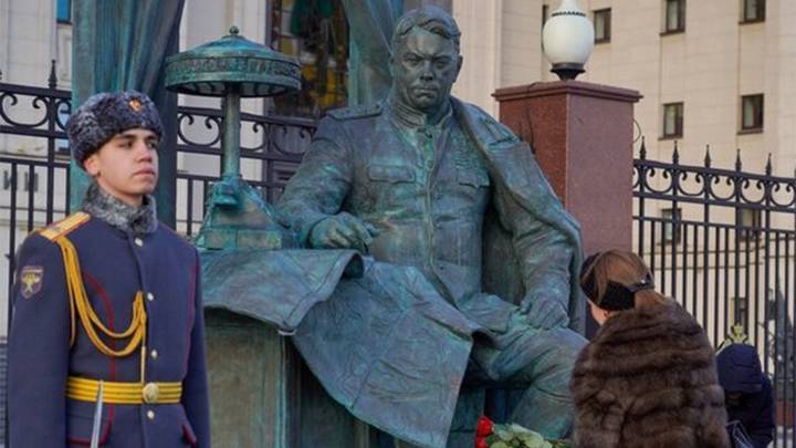 Памятник маршалу Василевскому открыли у здания Минобороны РФ в Москве