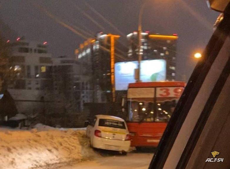 В Новосибирске машина "Яндекс.Такси" перегородила путь автобусу №39