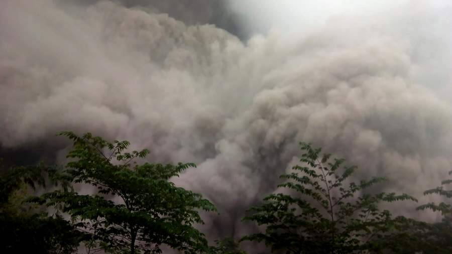 Число погибших в результате извержения вулкана в Индонезии достигло 13