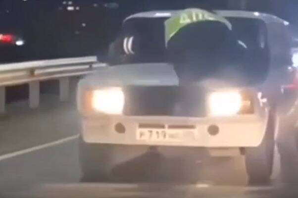 В Дагестане лихач провез сотрудника ДПС на капоте и попал на видео
