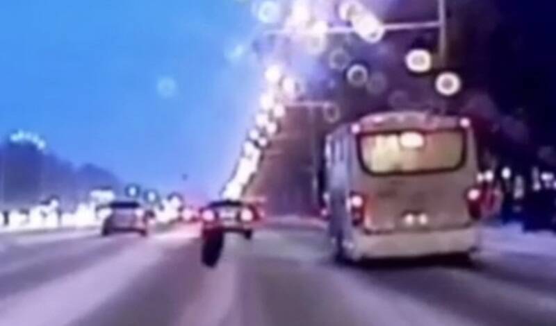 В Уфе у автобуса во время движения оторвались два колеса