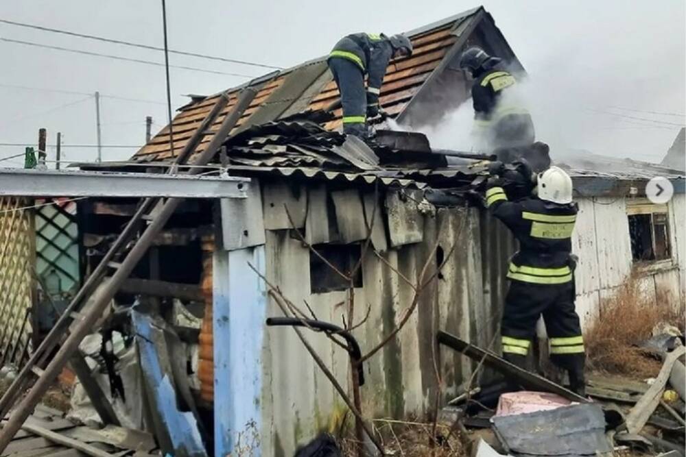 В станице Волгоградской области сгорел деревянный дом