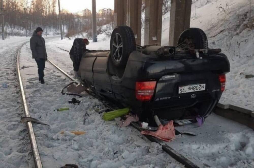 В Хабаровске автомобиль упал с моста на железную дорогу