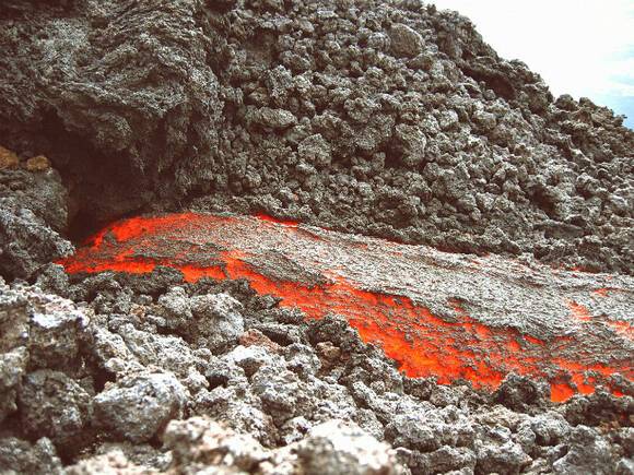 Число жертв вследствие извержения вулкана на острове Ява достигло 14