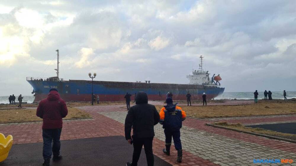 Штормовой ветер прибил судно к берегу в Холмске