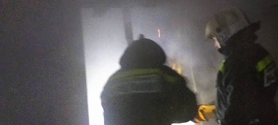 Эвакуированы 10 человек, один в больнице из-за загоревшегося дивана в многоэтажке в Карелии