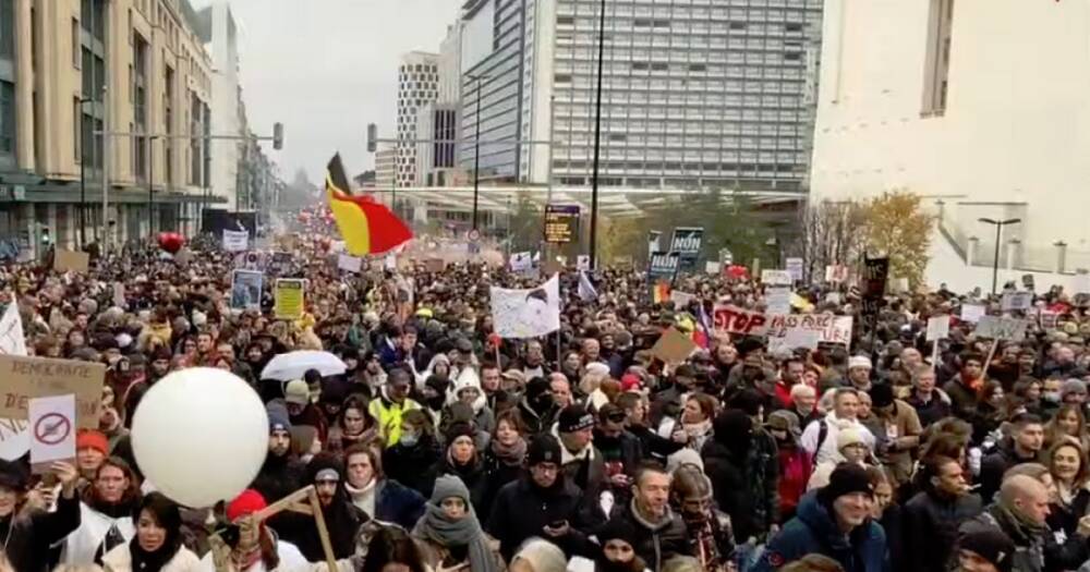 Митинг против вакцинации в Бельгии разогнали водометами (ФОТО, ВИДЕО)