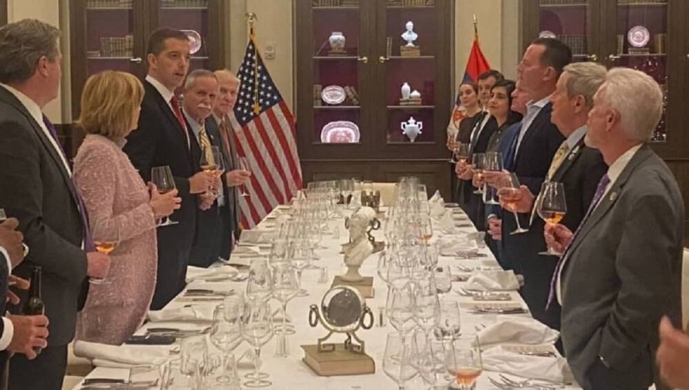 Косовский политик недоволен ужином американских конгрессменов в...