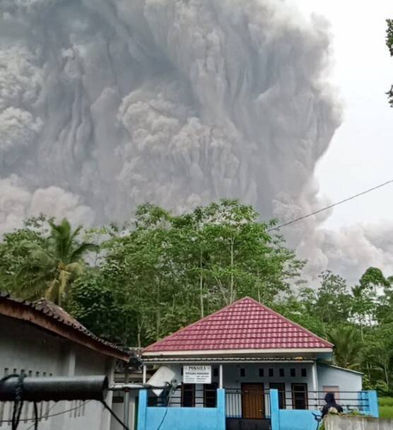 В Индонезии в результате извержения вулкана погибли 14 человек