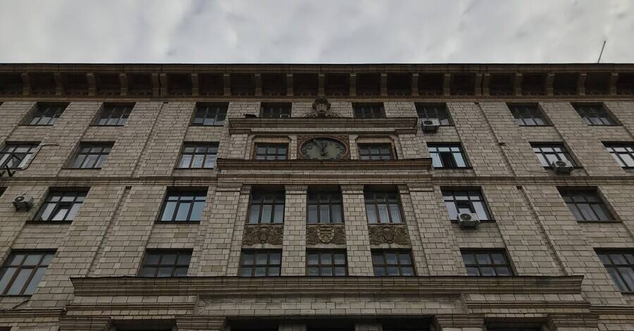 В Киеве отремонтировали часы с самым большим циферблатом, которые более 10 лет показывали неправильное время