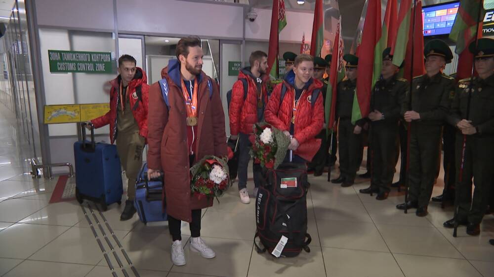 Сборную Беларуси по прыжкам на батуте торжественно встретили в аэропорту