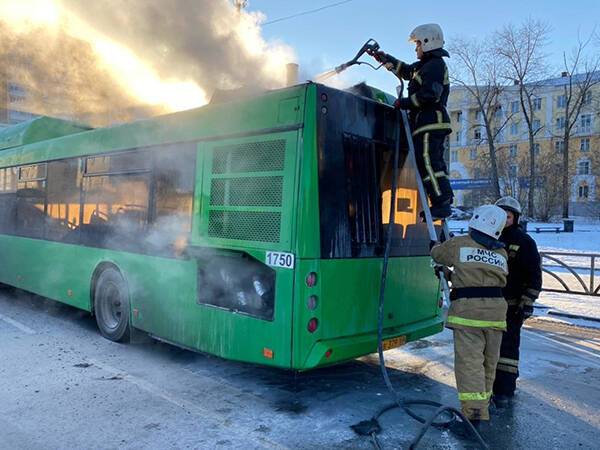 В центре Екатеринбурга вспыхнул пассажирский автобус