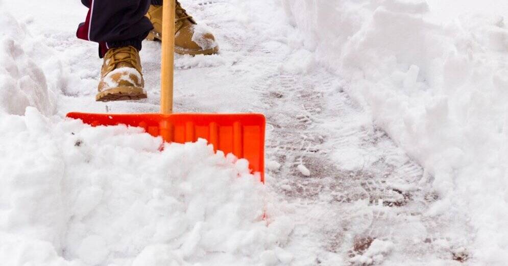 Ригу продолжают чистить от снега: вывезено более 1800 кубометров снега