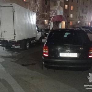 В Запорожье пьяный водитель протаранил припаркованные авто. Фото