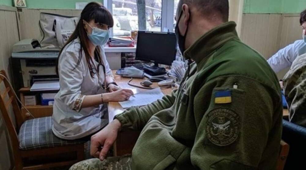 Стало известно, сколько вакцинированных в украинской армии