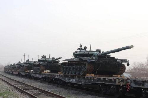 Парк бронетехники российских войск в Таджикистане пополнился 30-ю новыми танками