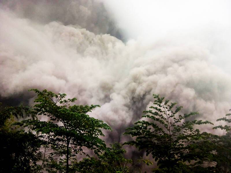 Число жертв извержения вулкана в Индонезии превысило два десятка
