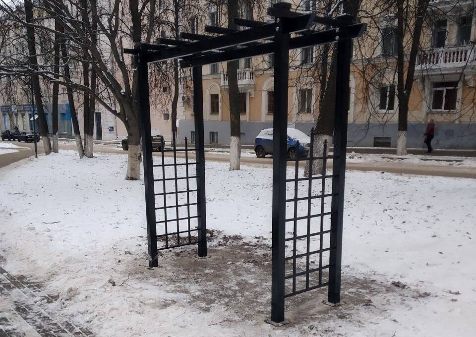 Качели и скамейки устанавливают на проспекте Гагарина в Нижнем Новгороде