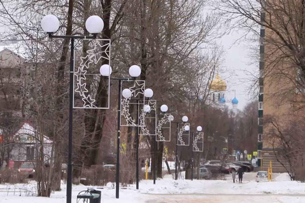 В Смоленске на улице Ленина появилась сверкающая новогодняя аллея