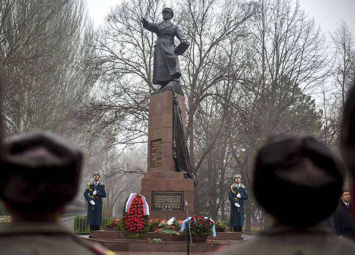 Свердловчане передали Бишкеку обновленный памятник Генералу Панфилову