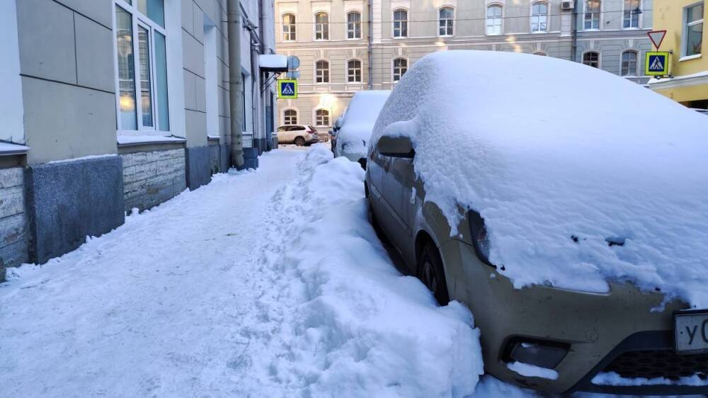 Губернатор Петербурга переложил ответственность за проблемы с уборкой снега на автомобилистов
