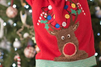 В продаже появился самый дорогой уродливый рождественский свитер в мире