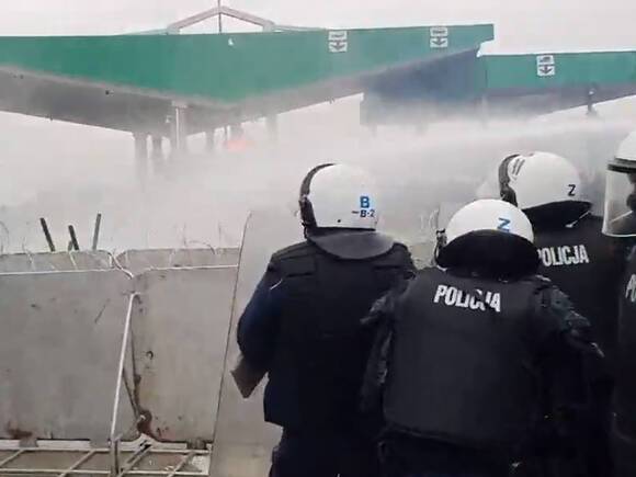 Минобороны Польши: Белорусские пограничники спаивают мигрантов на границе, чтобы они вели себя агрессивно (видео)