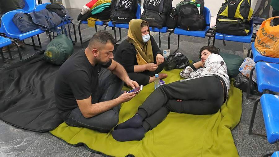 Мигранты в аэропорту Минска вынуждены спать на полу в ожидании рейсов