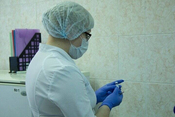 Новосибирский инфекционист рассказал, зачем прививать подростков от COVID-19