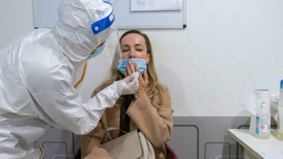 Новый штамм коронавируса «омикрон» обнаружен и у россиян