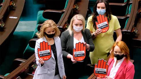 Почему польские власти подозревают в новом наступлении на права женщин