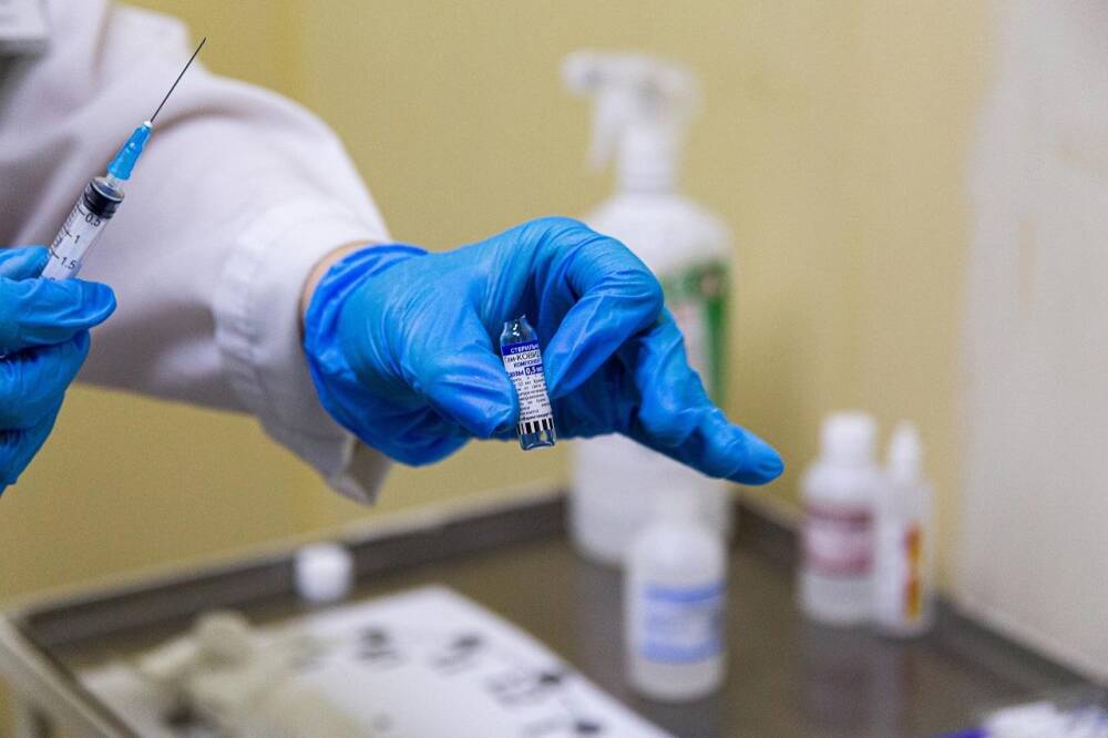 Врачи рассказали, какая вакцина защищает от нового штамма коронавируса «омикрон»