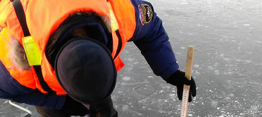 Сотрудники МЧС Карелии замерили толщину льда на Онежском озере