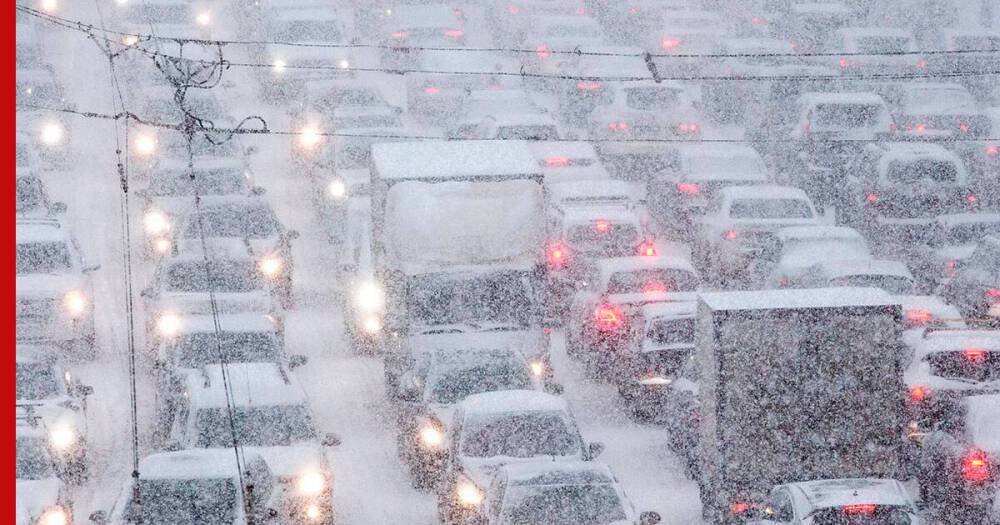 Снегопад в Москве привел к восьмибалльным пробкам на дорогах