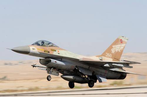 Avia.pro: истребители Израиля нанесли ракетные удары по Сирии в двадцати километрах от базы России в Хмеймиме