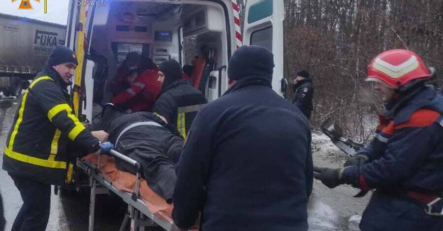 Смертельная авария под Черниговом: спасатели назвали две версии причин ДТП