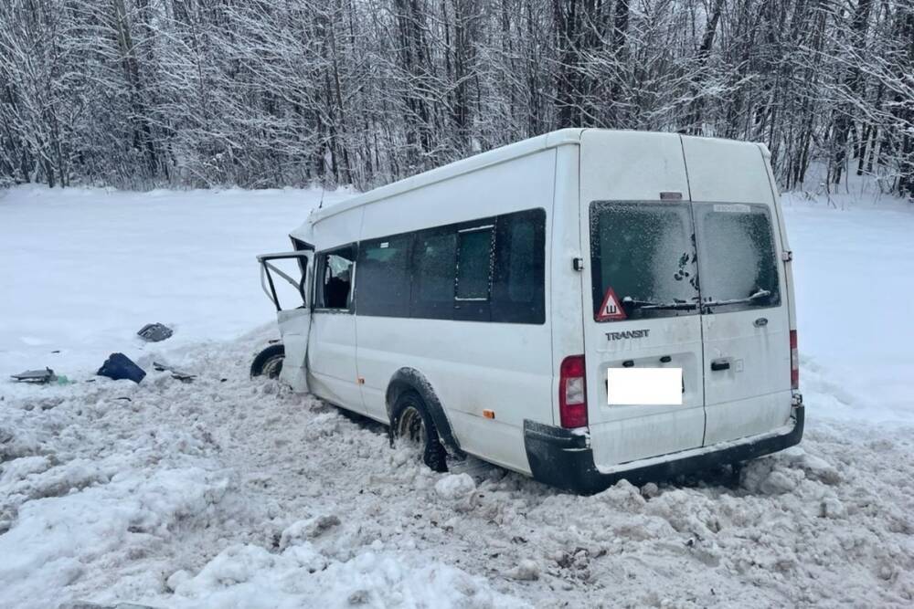 Появились подробности столкновения микроавтобуса и фургона с хлебом в Тверской области