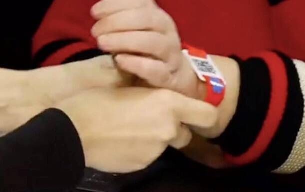 Больным людям в Днепре выдают браслеты с QR-кодом
