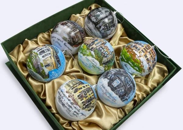 Частная компания анонсировала выпуск елочных шаров с изображением петербургских развалин