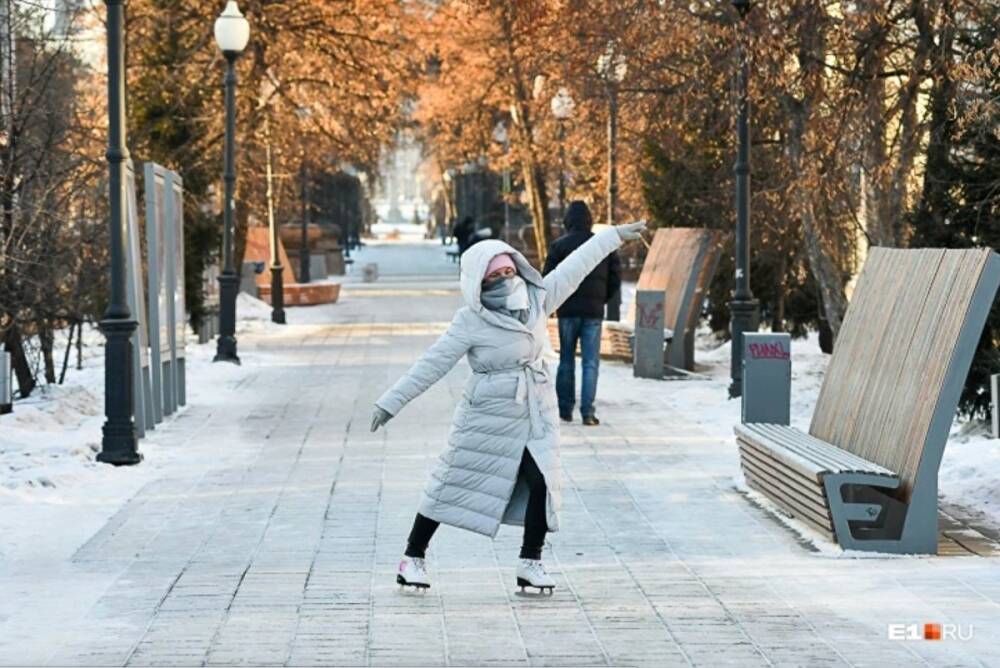 В Екатеринбурге по заледеневшим тротуарам смогла проехать фигуристка на коньках