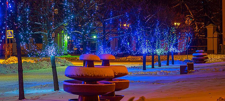 Новогодние елки, детские городки и светящиеся фигуры установят в разных районах Петрозаводска
