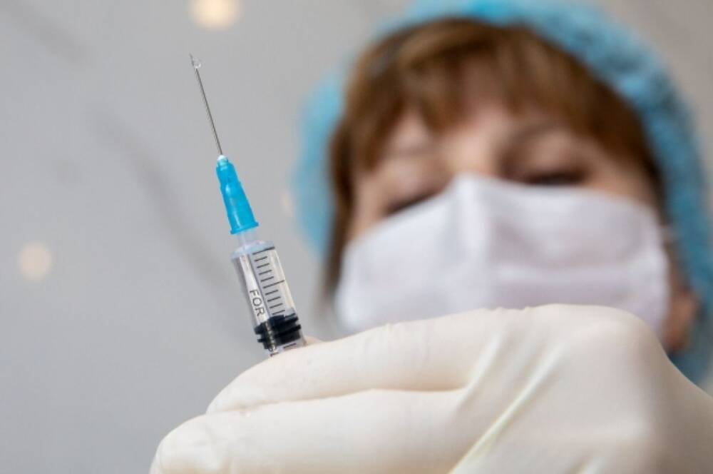 Полный курс вакцинации от COVID-19 прошли около 65 млн россиян