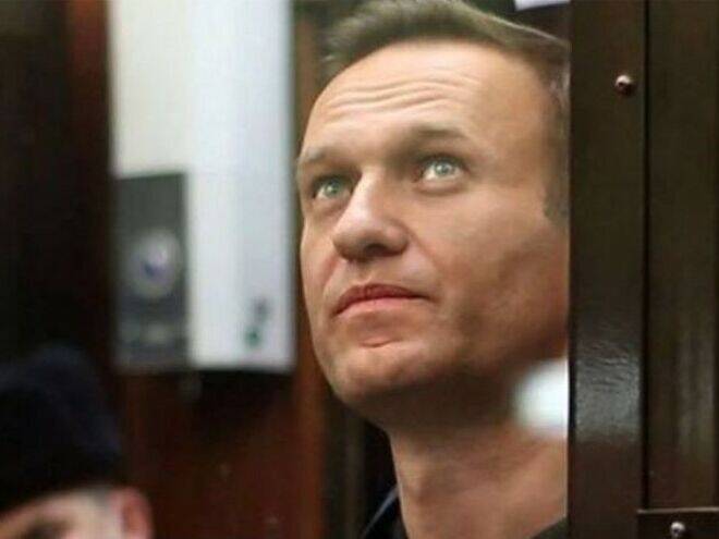 "А не ты ли, Алексей, посмеивался над феминистками". Навальный начал работать в швейном цехе в должности "швея"
