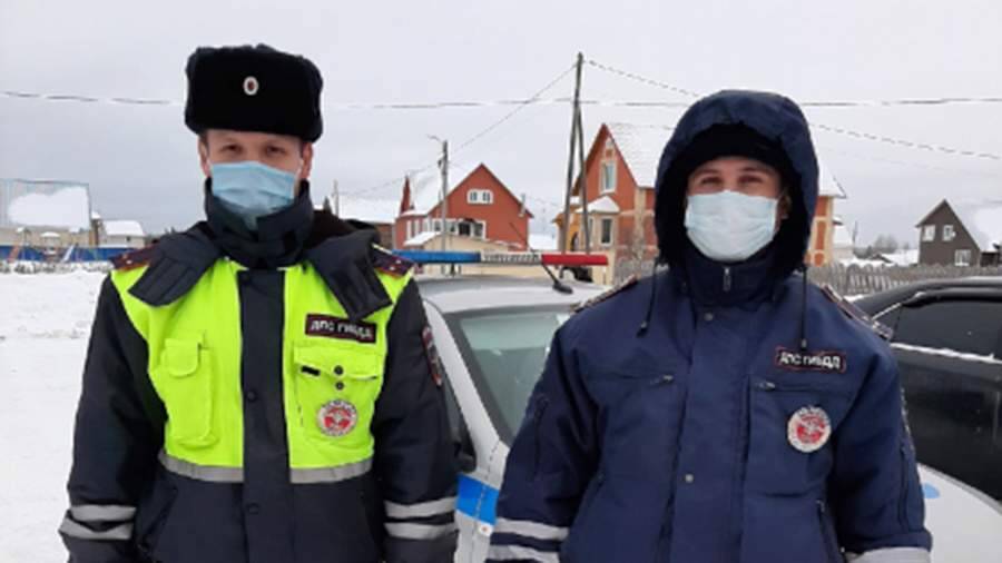 Вологодские полицейские спасли примерзшего языком к дорожному знаку мальчика