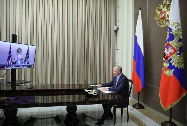 Владимир Путин и Джо Байден начали переговоры по видеосвязи