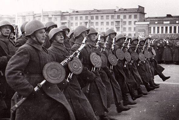 Неизвестный парад 7 ноября 1941 года: зачем Сталин провёл его в Куйбышеве - Русская семерка